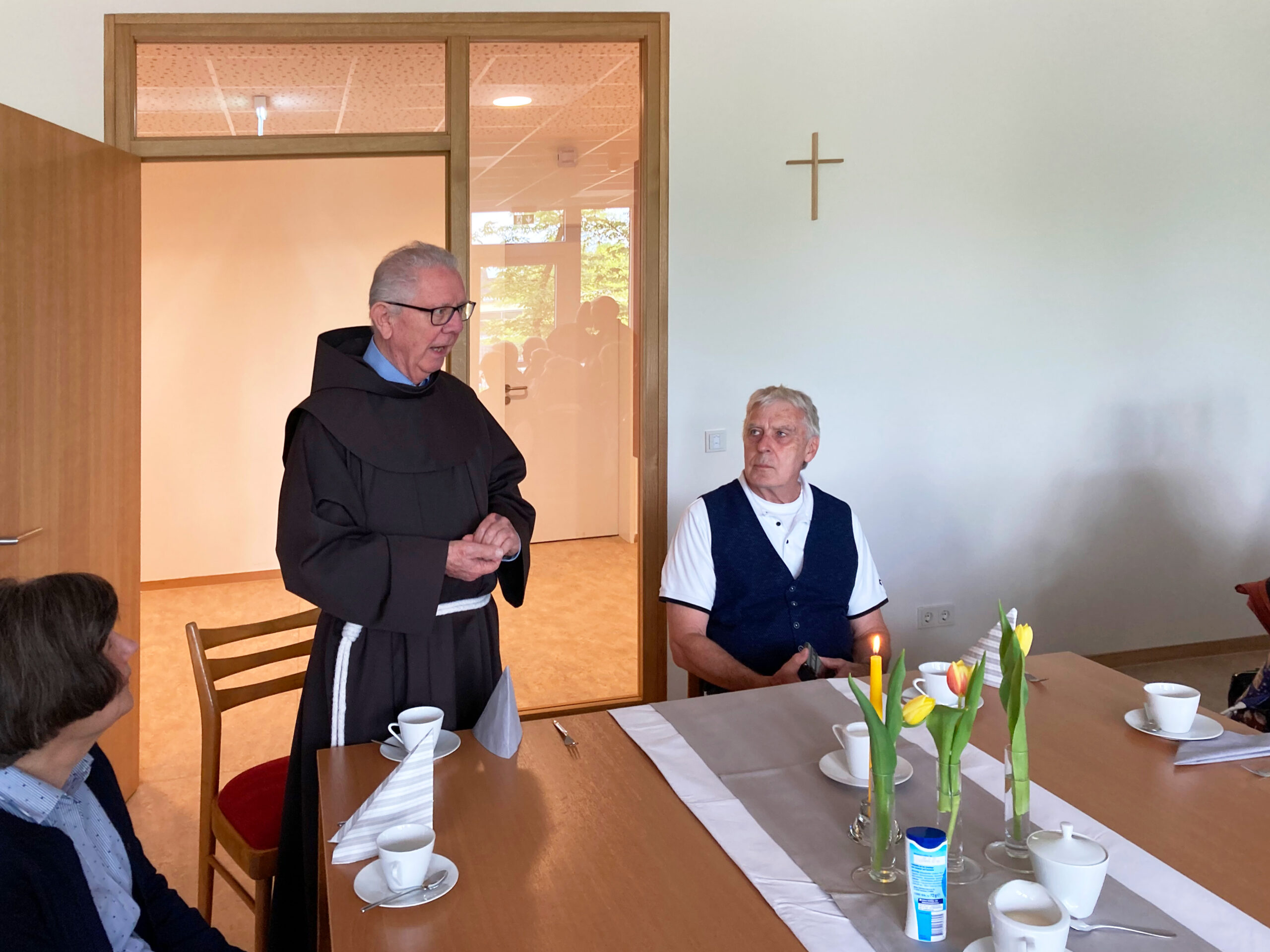Franziskaner Franz Richardt mit Prof. Dr. Klaus Neumann - Gespräch zur neuen Friedhofskultur